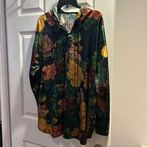 Beautiful fall colors Johnny Was silk hoodie
Pit to pit 26.5 inches.